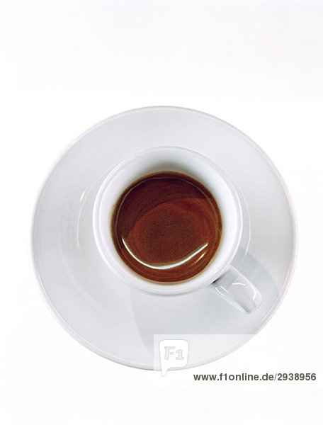 Eine Tasse Kaffee vor einem weißen Hintergrund.