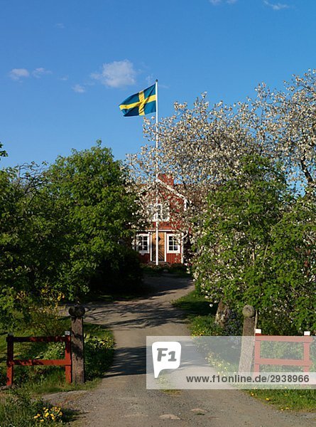 Wohnhaus frontal Fahne rot schwedisch