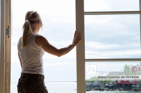Eine Frau die Ansicht Lofoten-Inseln Norwegen bewundern.