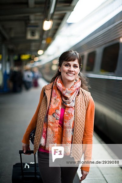 Eine Frau an einem Bahnhof Schweden.