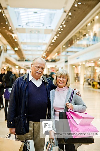 Porträt eines senior Paares tragen Tragetaschen Stockholm Schweden.