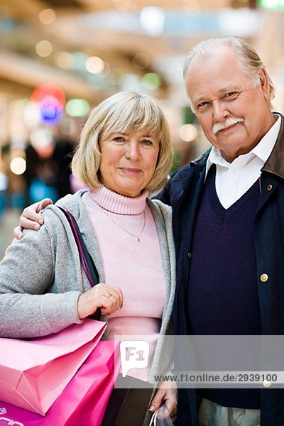 älteres Paar tragen Tragetaschen Stockholm Schweden.