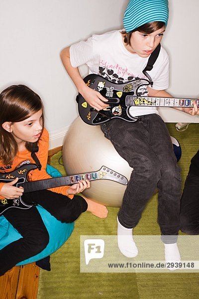 Kinder spielen e-Gitarre
