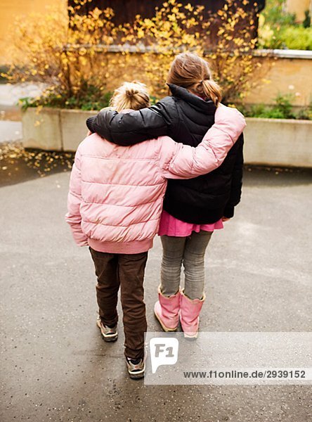 Zwei Mädchen überqueren des Straßen Schwedens.