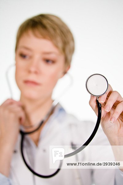 Eine Ärztin in ein Stethoskop Schweden hören.