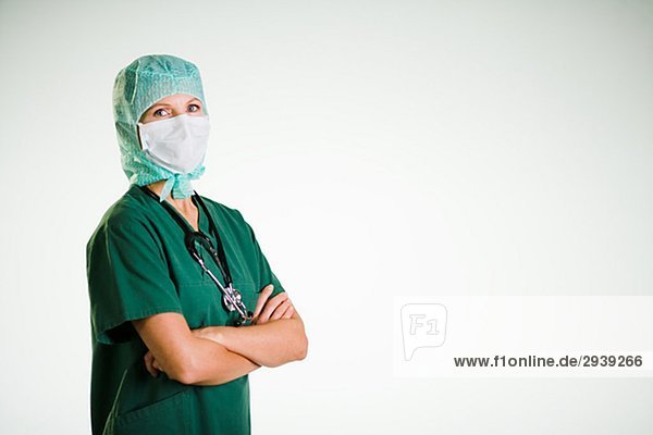 Ein Arzt eine grüne Uniform tragen.