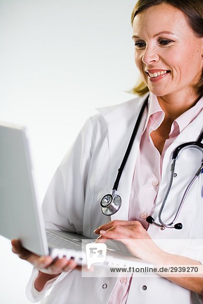 Ein Arzt mit einem Laptop.