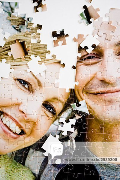 Ein Puzzle mit dem Bild von einem Paar.