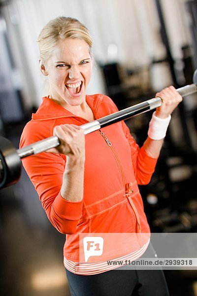 Eine Frau Gewicht-Training in einem Fitnessstudio Schweden.