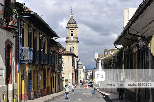 Stadtteil La Candelaria mit Blick auf den Turm der Kathedrale  Bogota  Kolumbien  Südamerika