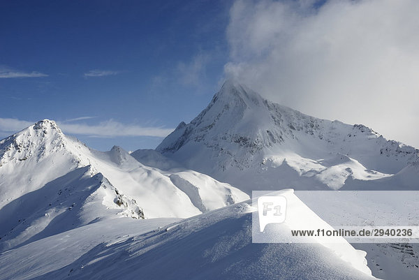 Frisch verschneite  unberührte Schneelandschaft in den Zillertaler Alpen mit Föhnwolkenstimmung Tirol Österreich