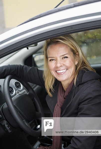 Lächelnde Frau im Auto