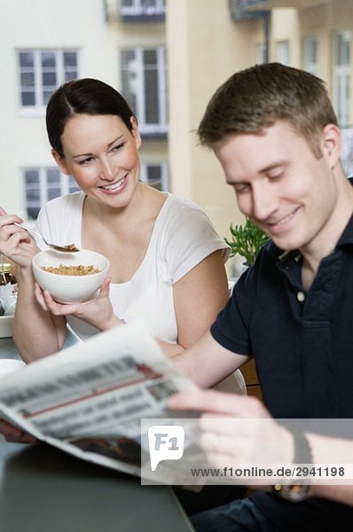 Paar liest Zeitung