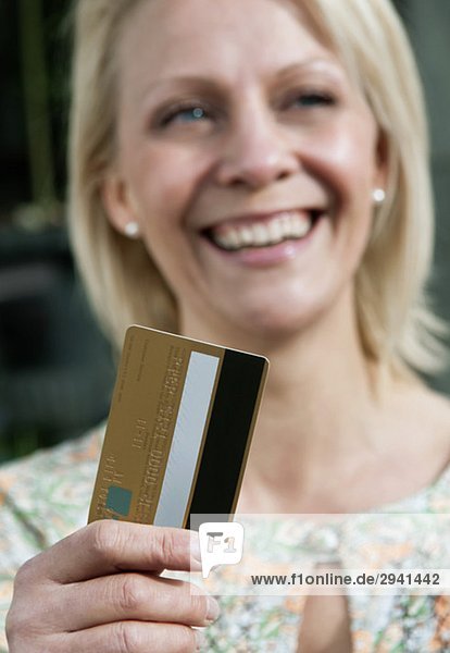 Nahaufnahme einer Frau mit Kreditkarte