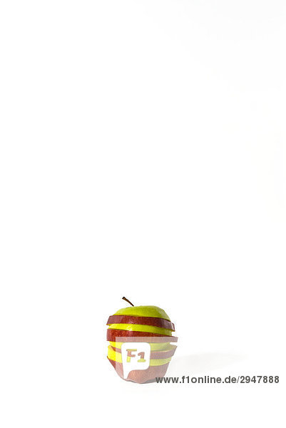 In Scheiben geschnitten rote und grüne Apple auf weißem Hintergrund