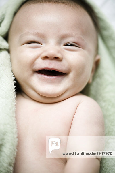 Nahaufnahme eines zwei Monate alten Baby-jungen lachen