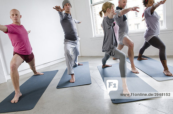 Schüler und Lehrer in Yoga-Klasse  Vancouver  British Columbia