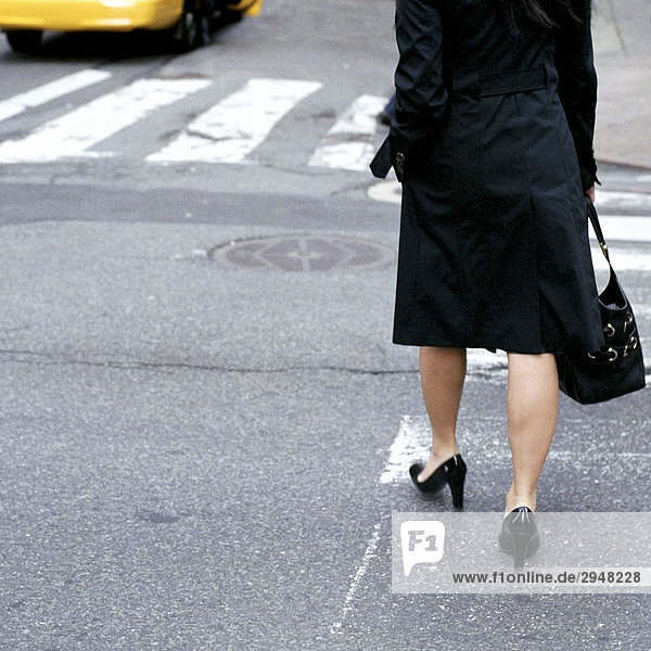 Geschäftsfrau überqueren der Straße  New York City