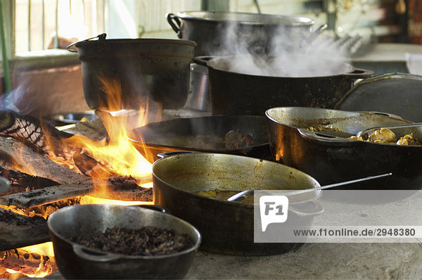 Töpfe auf Feuer in einem Restaurant Küche  Costa Rica