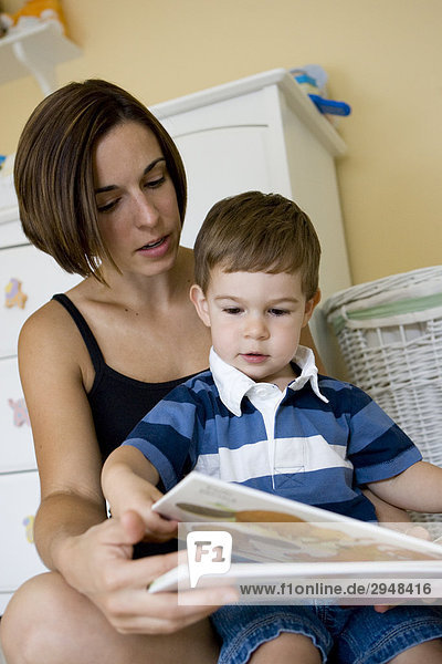 Mutter lesen ein Buch zu ihrer zwei Jahre alten Sohn  Milton (Ontario)