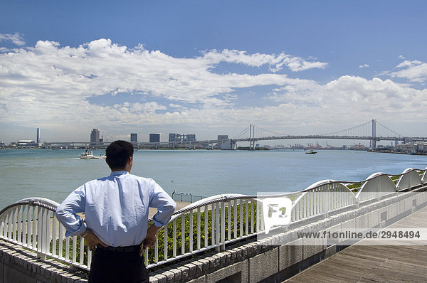 Mann aus neuen Pier Takeshiba heraus auf dem Sumida River  Tokio  Japan