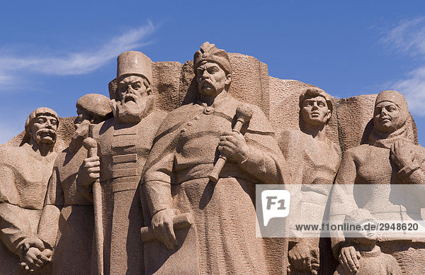 Statuen der Ukraine Helden bei Rainbow Arch  Kiew  Ukraine