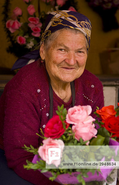 Ältere Frau Blumen am Markt  Lviv  Ukraine verkaufen