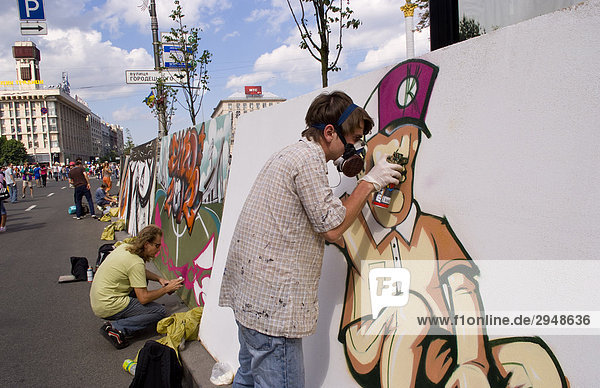 Künstler Sprühen Malerei Artwork auf ein Straßenfest  Kiew  Ukraine