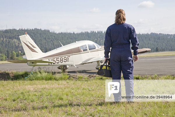 Airframe Mechaniker mit Toolbag auf kleinen Flugplatz  Spokane  Washington