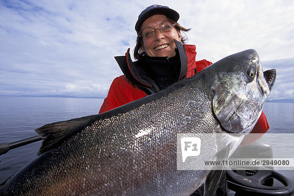 Frau hält eine Pacific Chinook Lachs nach dem Fang It  Queen Charlotte Islands  British Columbia