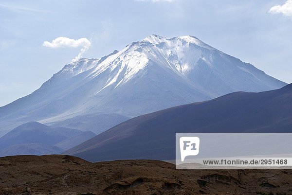 Der aktive Vulkan Ollague  Hochland von Uyuni  Bolivien