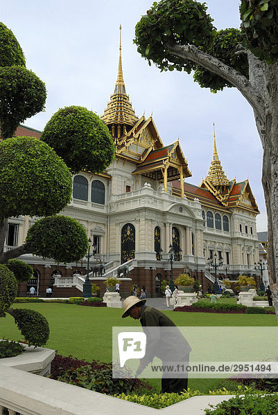 Gärtner im Garten des Königspalastes Grand Palace  Bangkok  Thailand