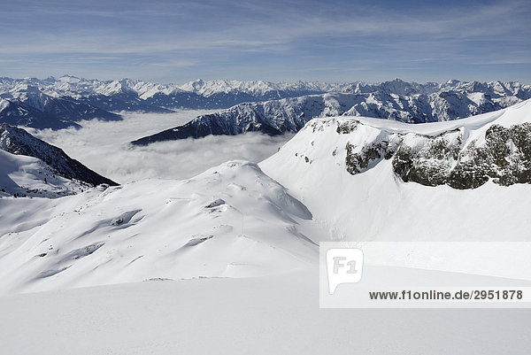 Fernblick vom Rofan Gebirge über das nebelbedeckte Inntal  Tirol  Österreich  Europa