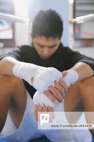 Japanischer Boxer Verband in seinen beiden Händen tragen