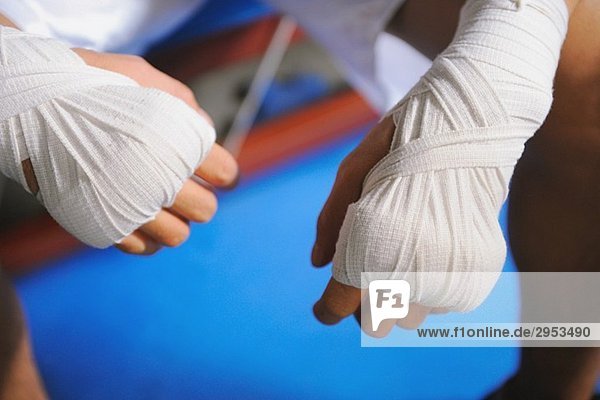 Boxer's Hand und Knuckles gebunden mit Verband