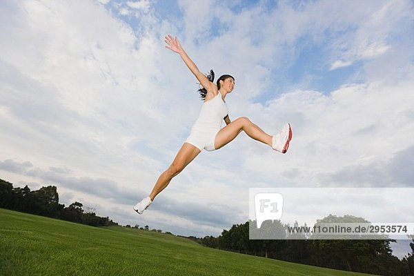 Junge Frau in die Luft springen