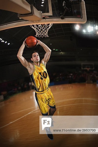 Junger Mann Vorbereiten der Basketball werfen