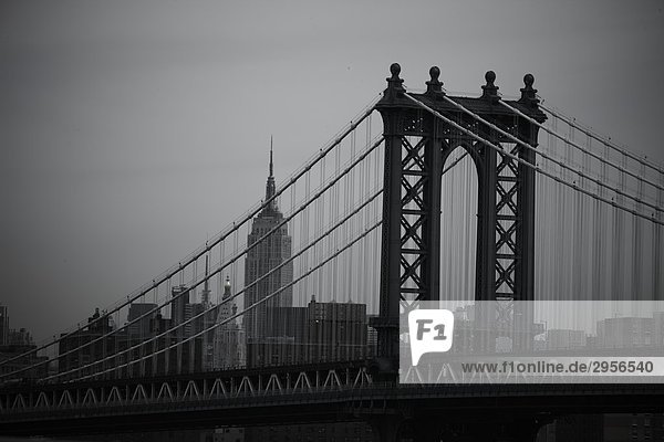 Manhattan Bridge mit Empire State Building im Hintergrund  New York City  USA