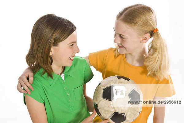 Zwei Mädchen mit einem Fussball
