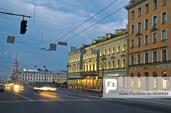 Hauptstrasse im Hintergrund der rote Turm St Petersburg Russland