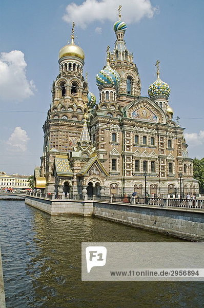 Einer der vielen Kanäle mit Blick auf die Auferstehungskirche St.Peterburg Russland