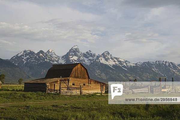Old wooden barn and Grand Teton Range  Antelope Flats  Grand Teton National Park  Wyoming  USA