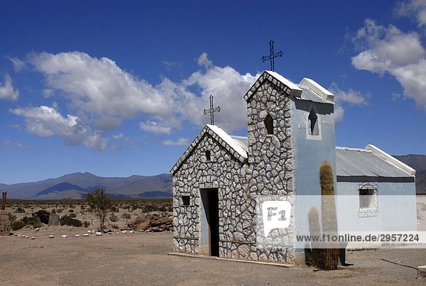 Kleine Stein-Kapelle mit Kaktus auf Andenhochebene  Provinz Salta  Anden  Argentinien  Südamerika