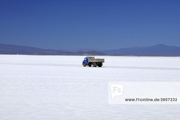 Blauer Lastwagen fährt zum Salzabbau auf der Salzpfanne  Salinas Grandes  4000 m  Provinz Jujuy  Anden  Argentinien  Südamerika