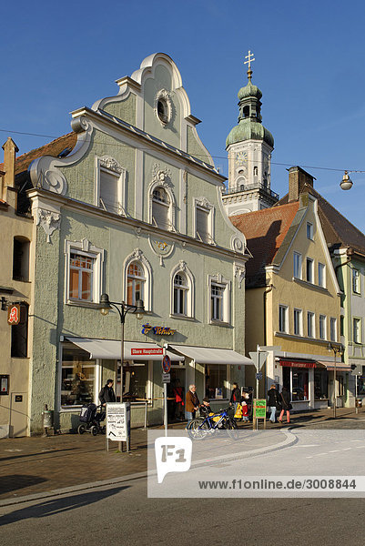 Dachgiebel Giebel blauer Himmel wolkenloser Himmel wolkenlos Mittelalter Europa Wohnhaus Reise Gebäude Straße Stadt Großstadt Geschichte Fassade Hausfassade Altstadt Bayern Mitteleuropa Giebel Deutschland alt Oberbayern