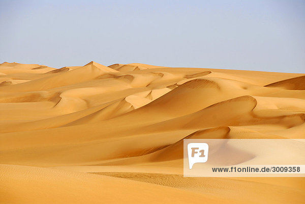 Weite Sanddünen in der Wüste Mandara Libyen