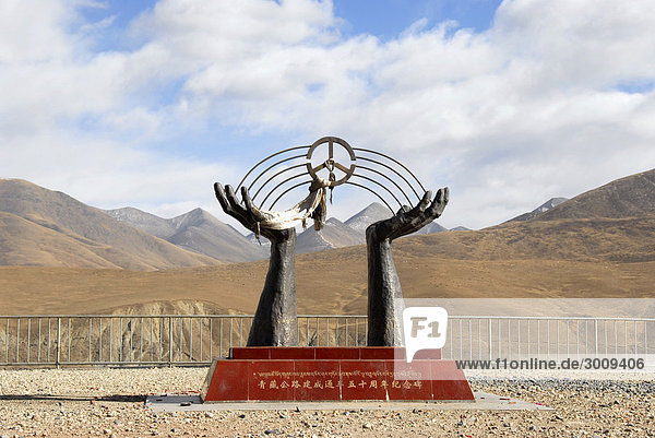 Chinesisches sozialistisches Monument Friendship Highway Tibet China