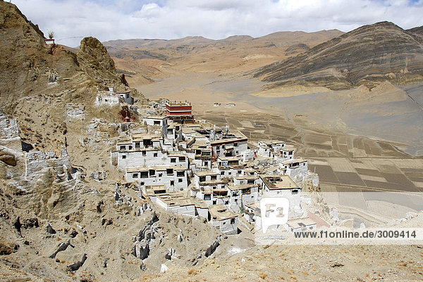 Berg und Kloster Shegar mit weiß getünchten Mauern am Hang Tibet China