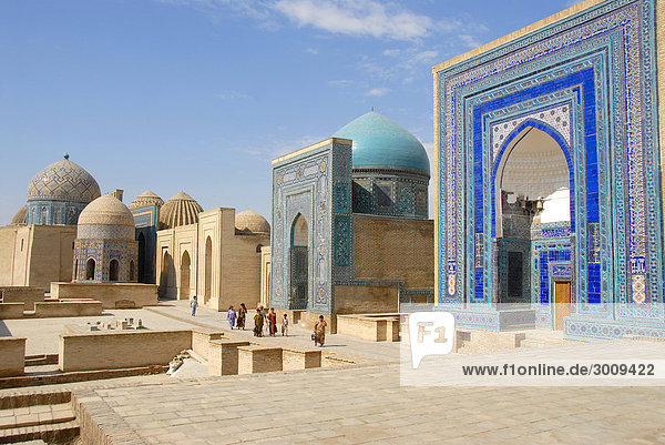 Mausoleen mit blau verzierten Iwanen und Kuppeln Gräberstadt Nekropole Schahi-Sinda-Ensemble Samarkand Usbekistan