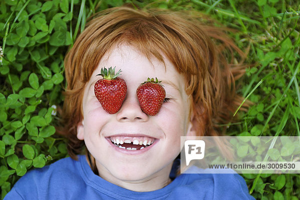 Kind beim Erdbeeren essen
